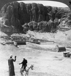 Sepolto per secoli - terrazze colonnate del tempio a Der-el-Bahri, Tebe, Egitto, 1905