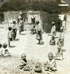Bambini che giocano a campana, Kashmir, India
