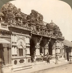 Ornamentazione finemente scolpita di un tempio indù-buddista, Colombo, Ceylon, 1902