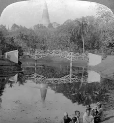 Giardini della fortezza e la pagoda Shwedagon, Rangoon, Birmania, ca. 1900.