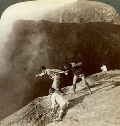 Guardando attraverso vapori sulfurei nelle profondità del cratere, Aso-San, Giappone, 1904