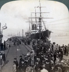 Saluti per i nuovi arrivati sul molo accanto al Pacific Mail SS China, a Yokohama, Giappone, 1904