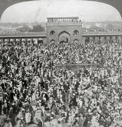 Nel cortile della moschea Jumma, Delhi, India, 1903