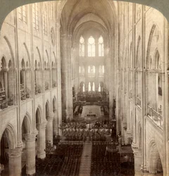 Interno della grande cattedrale di Notre-Dame, Parigi, Francia, 1900