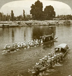 Lady Curzon in viaggio sulla barca di stato del Maharaja, Kashmir, India, c1900