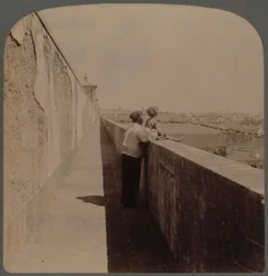 Lunga passeggiata lungo il vecchio acquedotto - 1729-49 - fornisce acqua alla città, Lisbona, Portogallo, 1902