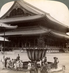 Facciata principale di Higashi Hongan-ji, il più grande tempio buddista del Giappone, Kyoto, 1904