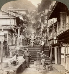Strada principale sul lato ripido del Monte Haruna in un famoso villaggio di sorgenti termali, Ikao, Giappone, 1904