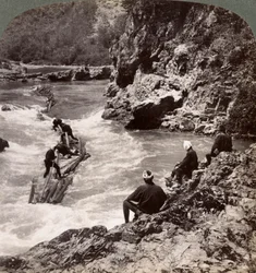 Uomini su una zattera di tronchi, attraversando le rapide di Hozu sul fiume Katsura, Kyoto, Giappone, 1904