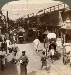 Traffico estivo sotto le tende di Shijo Bashidori, una trafficata arteria di Kyoto, Giappone, 1904