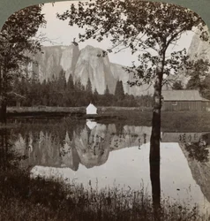 Vista speculare delle Cathedral Rocks, Yosemite Valley, California, USA, 1902