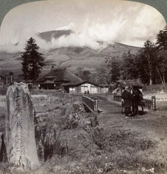 Monte Asama Asamayama, il più grande vulcano attivo del Giappone, a nord-ovest di Katsukake, 1904
