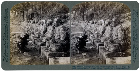 Contadino che prega davanti a una fila di statue del Dio della Luce, fiume Daiya, Nikko, Giappone