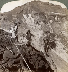 Guardando dal bordo incrostato di lava nel cratere del Monte Fuji, Giappone