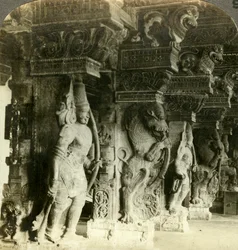 Colonne di un tempio indù, Madurai, India, c1900
