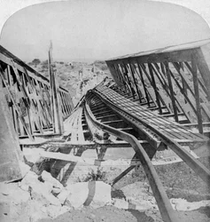 Ponte ferroviario sul fiume Vals a Kroonstad, fatto esplodere dai Boeri, Sud Africa, 1901