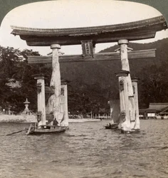 Portale sacro torii che emerge dal mare, Santuario di Itsukushima, Isola di Miyajima, Giappone, 1904