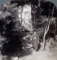 Acque spruzzanti di una cascata a Yumoto, Giappone, 1904