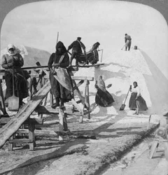 Accatastamento del sale nei grandi campi salini di Solinen, Mar Nero, Russia, 1898