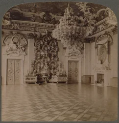 Sala del Trono, Palazzo Reale, Berlino, con credenza carica di piatti e decorazioni regali, Germania, 1903