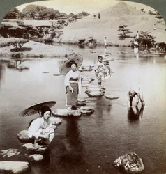 Donne che attraversano il lago su pietre, Giardino Suizen-ji, Kumamoto, Giappone, 1904