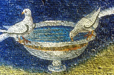 Colombe che bevono: mosaico nel mausoleo di Galla Placidia (390-450) a Ravenna, Italia, (V secolo, arte paleocristiana), fotografia scattata nel 1990