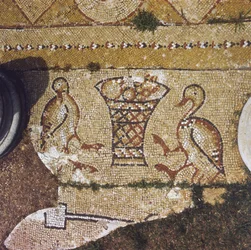 Libano, parte di un mosaico bizantino tra le rovine di Beit Meri