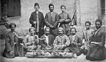 Prigionieri e carcerieri in un cortile della prigione, Nahavand, Persia, 1902