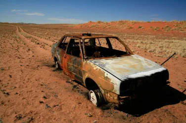 Auto arrugginita abbandonata nel deserto del Namib