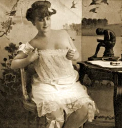 Giovane donna che mostra una camicia di pizzo, c.1900