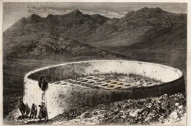 Un cimitero guebra (o zoroastriano) vicino a Teheran (Iran), a forma di grande torre con una circonferenza di 60 metri e un