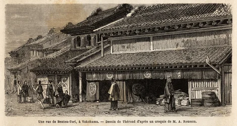 Una strada di Benten Tori, con animazione di passanti e portatori, un antico villaggio di pescatori dove la dea del mare Benten era onorata, ma questo villaggio è stato annesso dallo sviluppo urbano di Yokohama; un tori, non è una porta sacra che annuncia