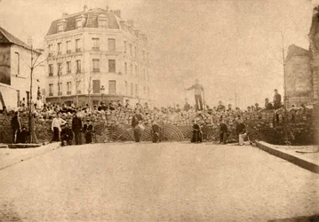 Barricata sulle alture di Menilamount, Parigi, marzo 1871