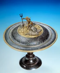 Coppa coperta in argento niellato e oro sormontata da una statuetta di Nettuno. Fine XVI secolo Parigi. Museo del Louvre