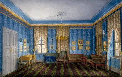 Sala diurna con carta da parati blu e ghirlande