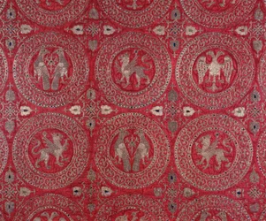 (dettaglio) Tessuto di costume ecclesiastico in seta viola da Cipro rappresentante animali fantastici, XIII secolo, Museo della Cattedrale Anagni, Italia