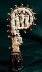 Pastorale vescovile in rame, metallo dorato e avorio raffigurante la Crocifissione. 1300 circa. Parigi, Museo nazionale del Medioevo, terme di Cluny
