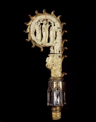 Bastone episcopale in rame, metallo dorato e avorio raffigurante la Vergine tra due angeli. Circa 1300