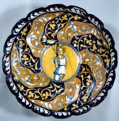 Coppa in maiolica decorata con un angioletto