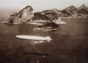 Graf Zeppelin (Graf-Zeppelin) nella baia di Rio de Janeiro sullo sfondo del "pane di zucchero" il 25/05/1930