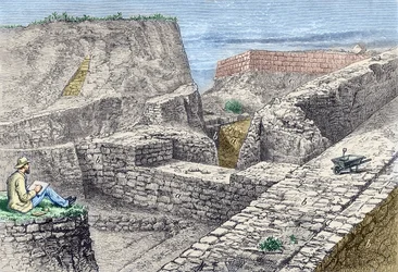 Heinrich Schliemann che prende disegni delle mura di Troia (Hissarlik) durante gli scavi