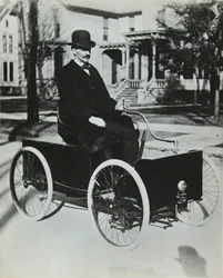 Henri Ford guidò la sua prima automobile a benzina per le strade di Detroit nel 1896 (quadriciclo a trasmissione a catena), Collezione Privata