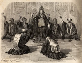 Alto sacerdote buddista adorato, circondato dai suoi discepoli che ritmano il rituale con gong e cembali. Incisione per illustrare il viaggio in Giappone nel 1863-1864, di Aime Humbert, ministro della Confederazione Svizzera, in “Le tour du monde, nouveau 