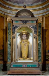 Il Santo Bambino. Statuetta di Gesù bambino (Copia). Originale del XV secolo. Chiesa di Santa Maria in Aracoeli, Cappella del Santo Bambino, Roma