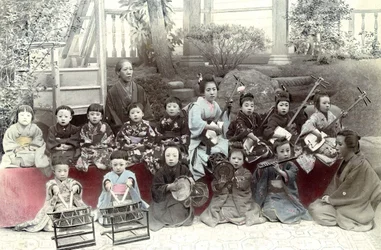 Bambini giapponesi che suonano musica, fine XIX secolo