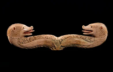 Arte orientale: tau de houlette (fine del bastone del pastore) con teste di animali in avorio. XV secolo Parigi, museo armeno