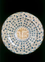 Piatto con monogramma cristallizzato, manifattura di Valencia