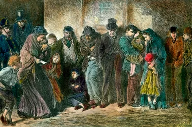 La povertà a Londra davanti alla porta di un rifugio. Famiglie povere e affamate fanno la fila davanti a una casa di accoglienza. Incisione del 1869. Collezione privata