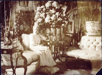 La principessa Zinaida Yusupova nel salotto di famiglia di Palazzo Yusupov a San Pietroburgo