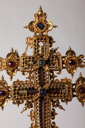 Croce reliquiario. Oreficeria con gioielli. Abbazia di origine (Saint-Amand Tournai, ex-Elnone). XVI secolo. Dettaglio del centro della croce.